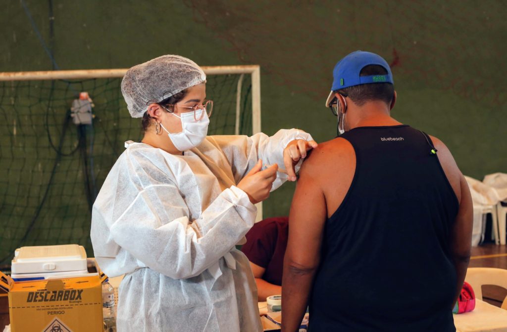 Santos vacina somente 2ª dose da Astrazeneca nesta quinta