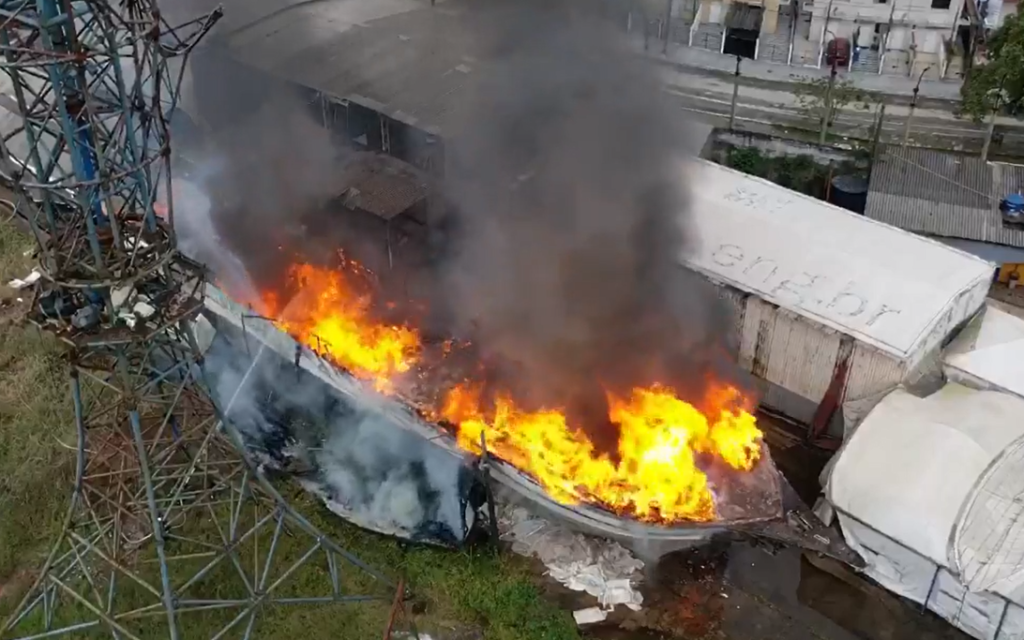Embarcação pega fogo em Guarujá