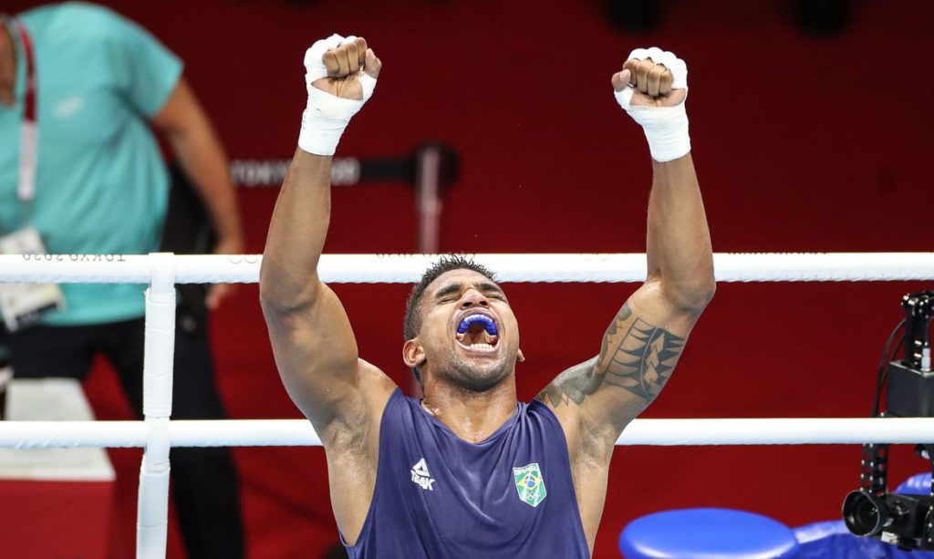 Abner Teixeira garante medalha no boxe ao avançar à semifinal em Tóquio