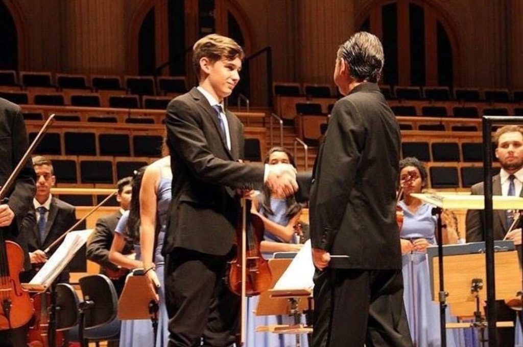 Jovem de Santos faz vaquinha para cursar faculdade de música na Inglaterra