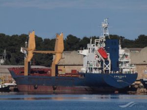 Navio Srakane está atracado no estuário de Santos