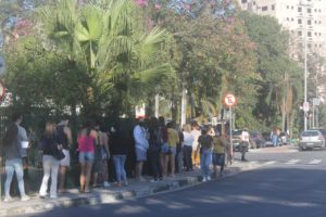 No Rebouças, na Ponta da Praia, jovens aguardavam a hora de serem vacinados