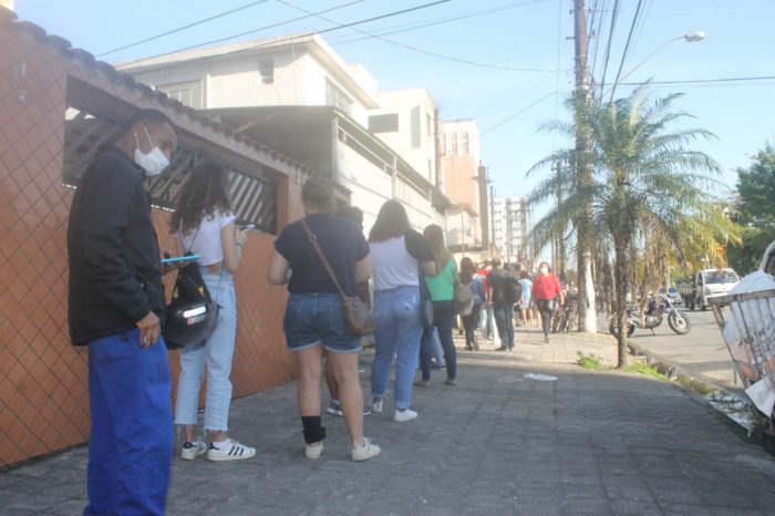 Pela manhã, longas filas para os jovens se vacinarem