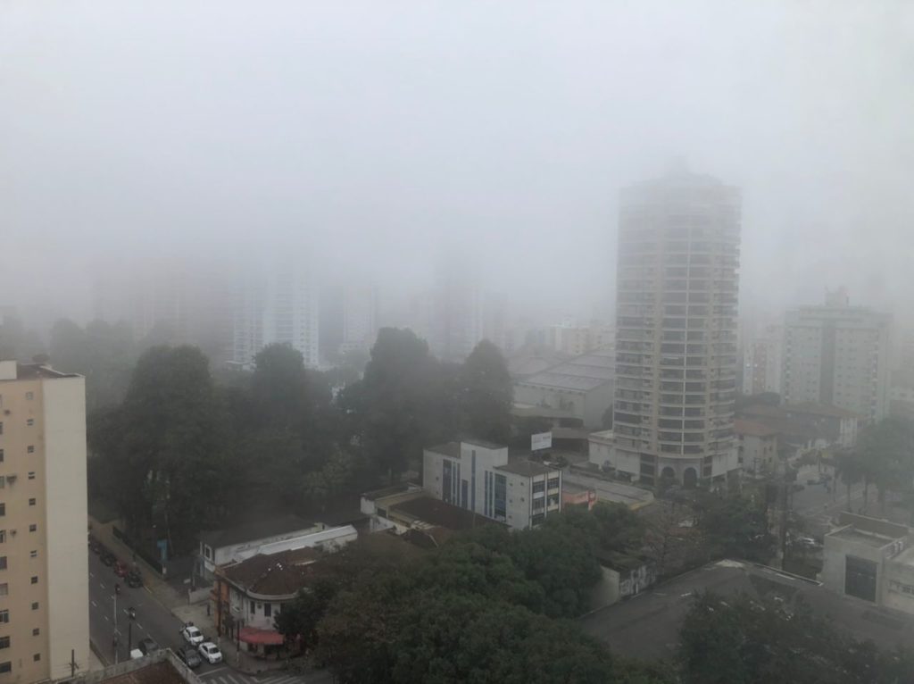 Climatologista explica as causas da neblina na Baixada Santista