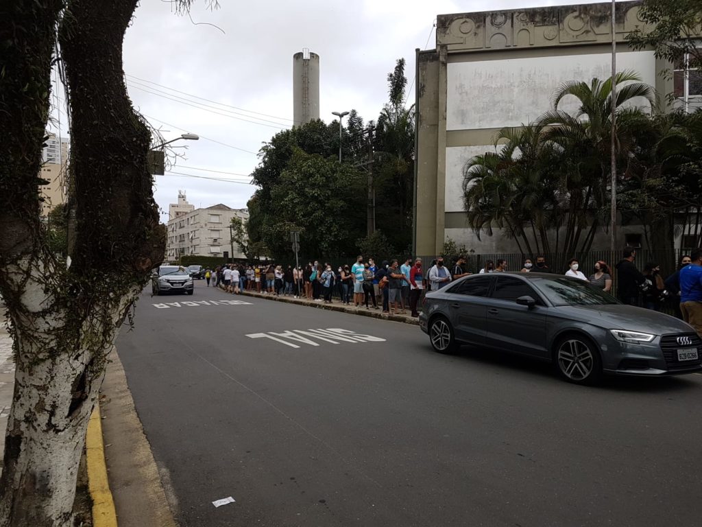 Adolescentes enfrentam longa fila para tomar a vacina no Rebouças