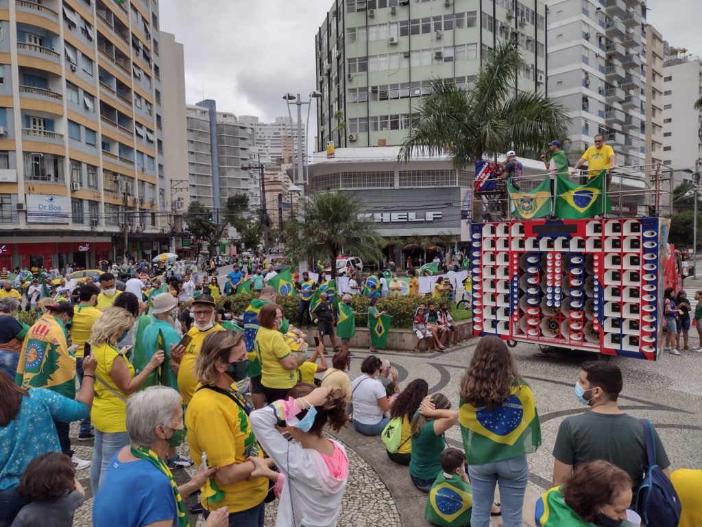 Manifestantes fazem ato em apoio ao presidente Jair Bolsonaro em Santos
