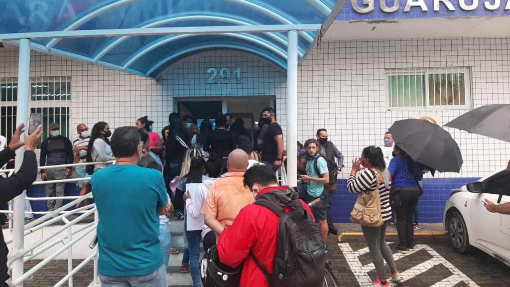 Grupo protesta na Câmara Municipal e pede impeachment de Válter Suman