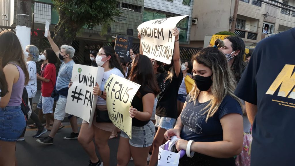 Grupo faz manifestação em defesa do Campus Boqueirão da UniSantos