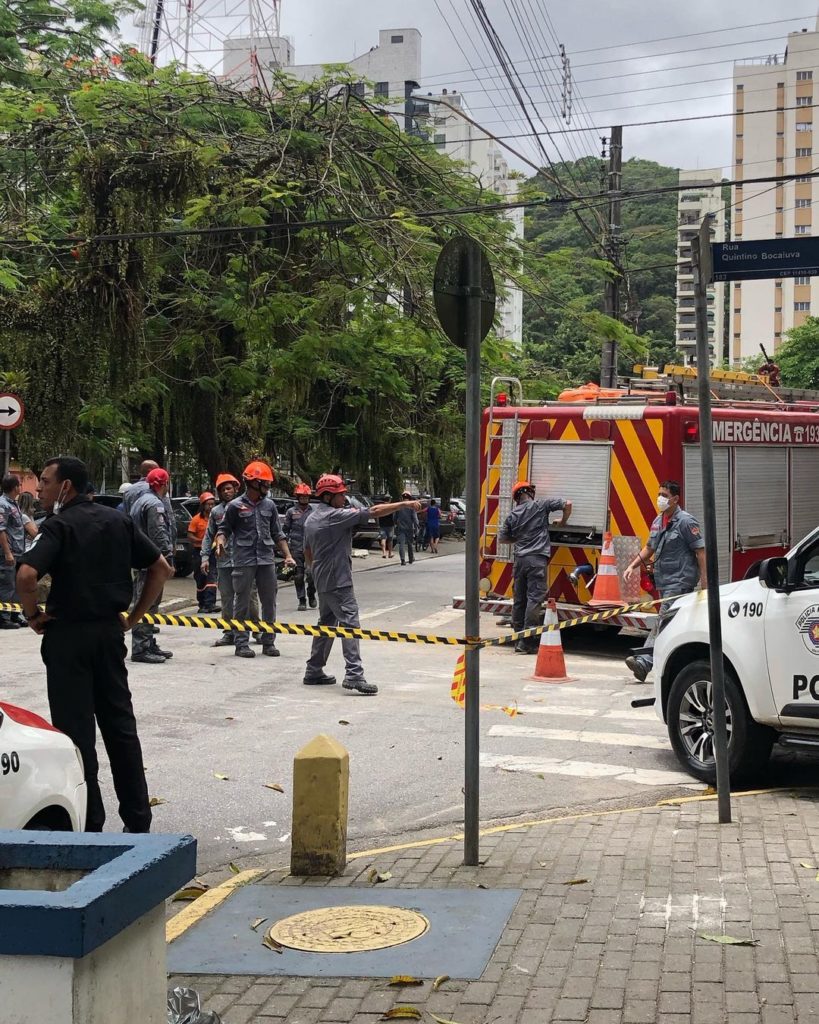 Muro desaba em obra e deixa uma vítima fatal em Guarujá