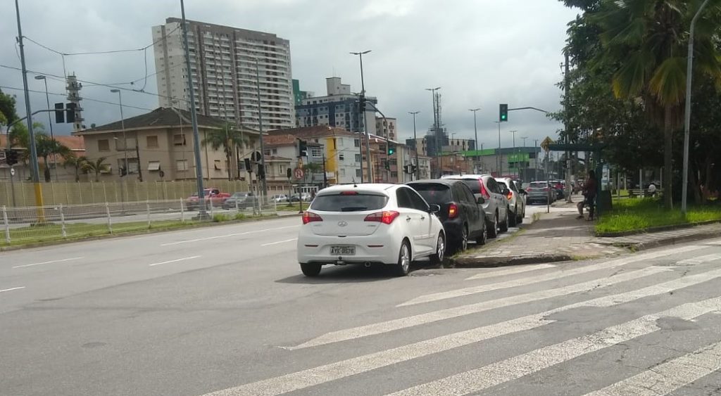 Busca por teste de Covid-19 deixa drive-thru com longa fila em Santos