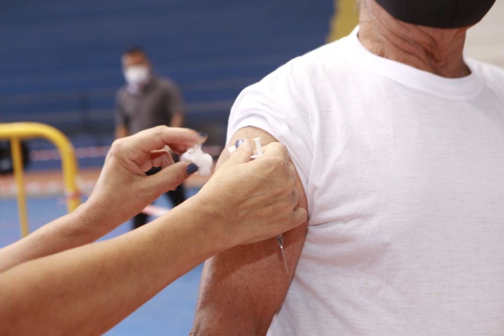 Guarujá inicia vacinação de idosos com mais de 80 anos nesta segunda (21)