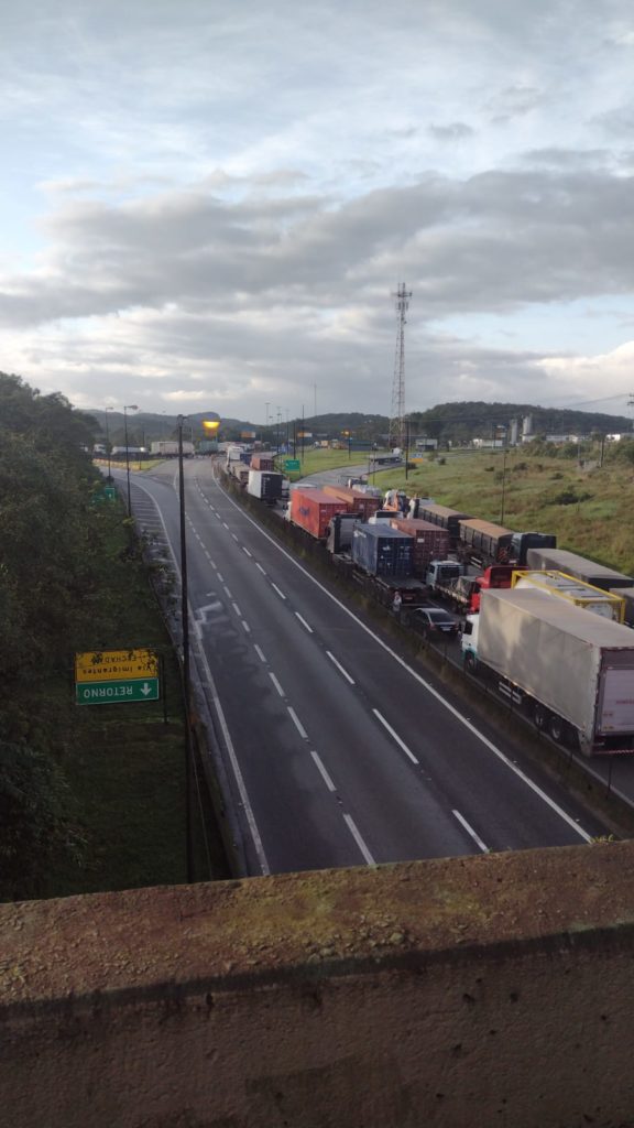 Excesso de caminhões congestiona trânsito na descida da serra