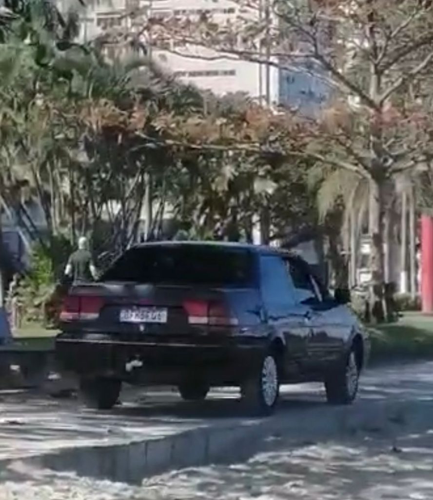 Motorista trafega pelo calçadão da orla, é multado e tem carro apreendido