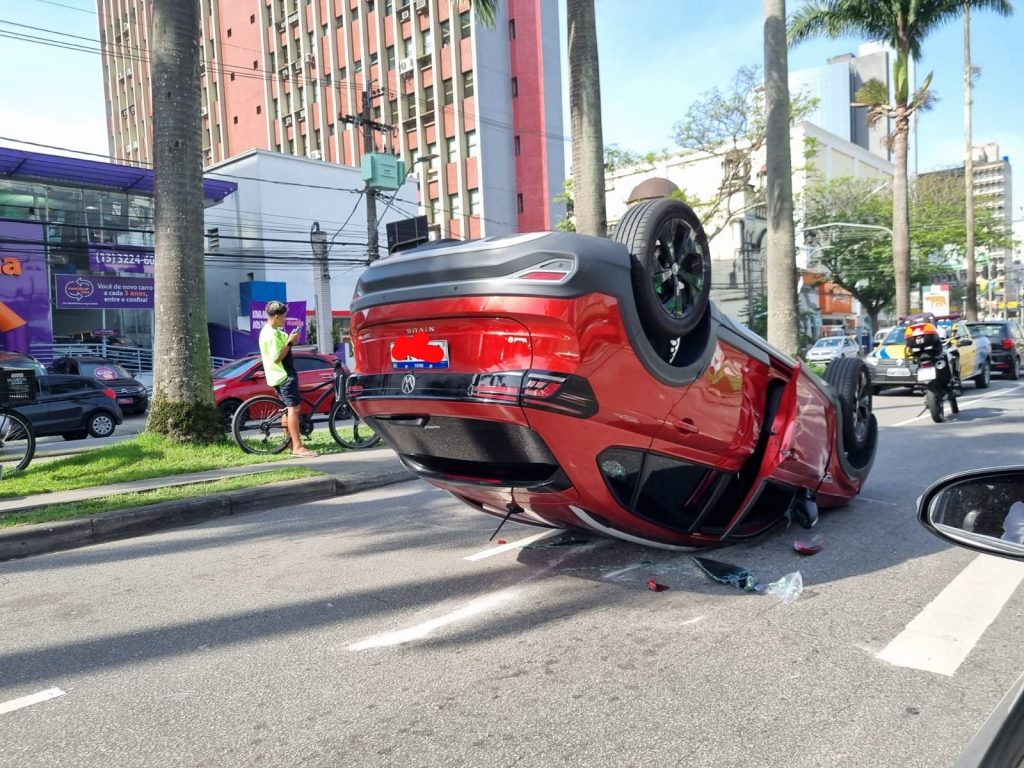 Carro capota na Avenida Ana Costa e deixa trânsito congestionado