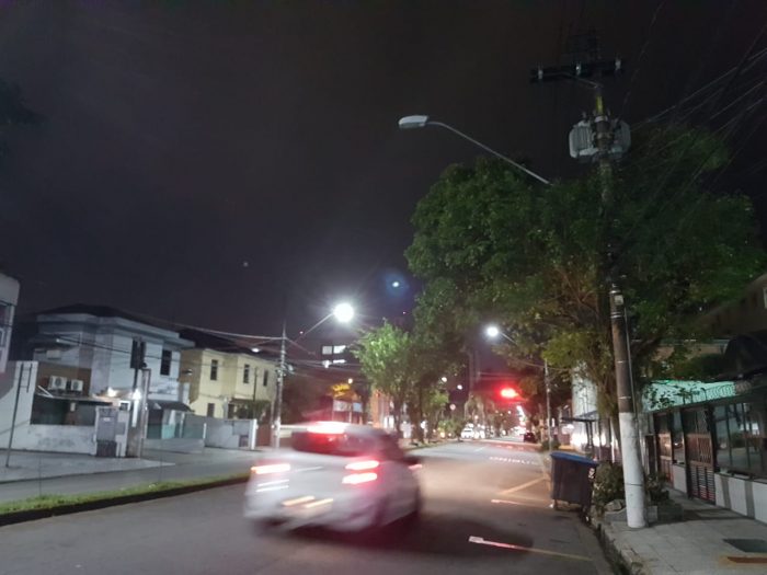 Dos cinco postes de luz na mesma quadra da Avenida Pedro Lessa, 2 estão queimados 