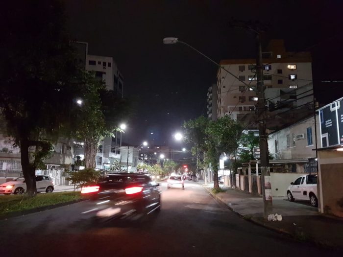 Luzes apagadas combina com aumento de sensação de insegurança. Situação cada vez mais comum nas ruas de Santos.