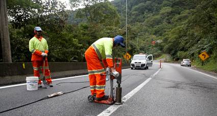 Até o dia 27 de outubro, a Ecovias vai intensificar os trabalhos de manutenção na serra da via Anchieta, sentido litoral, do km 40 ao km 55. Com isso, haverá bloqueios três dias por semana naquele trecho, sempre as terças, quartas e quintas-feiras, das 05h até as 17h.