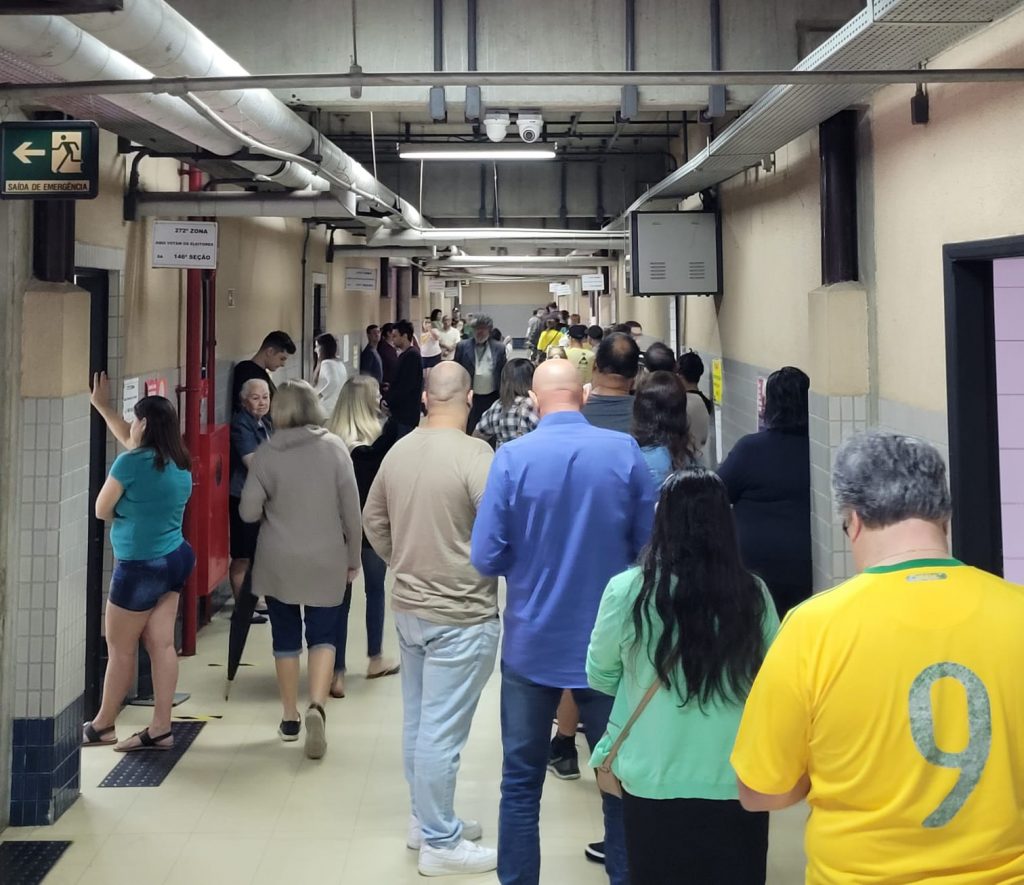 Eleitores enfrentam filas em razão da biometria