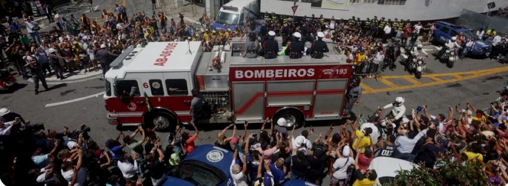 Velório de Pelé é encerrado; cortejo passará na frente da casa da mãe em Santos