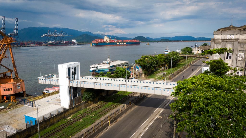 Passarela atrás da Alfândega passa por melhorias para evitar novas interrupções