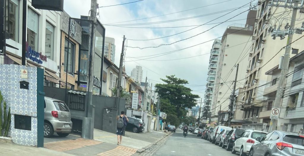Sabesp retoma obra de recuperação do coletor-tronco na Rua Goiás, no Boqueirão