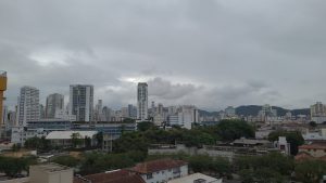 Frente fria traz chuva e ventos fortes no fim de semana em Santos
