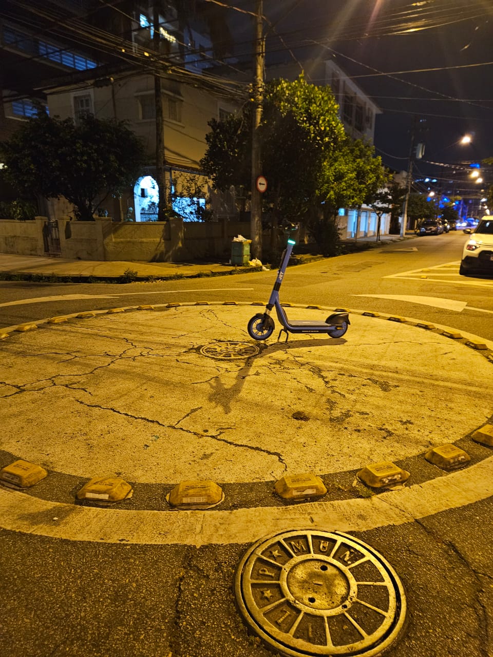 Patinete deixado no meio da rua na rotatória da Rua Visconde de Faria com Ministro Xavier de Toledo, no Campo Grande, em Santos. Foto: Nando Santos