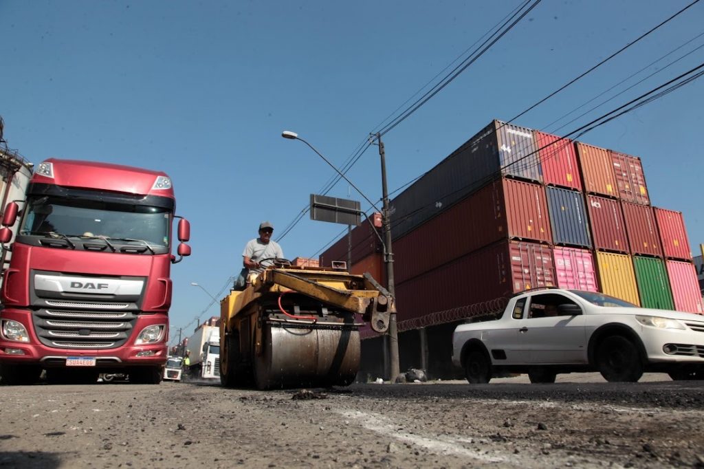Caminhoneiros fazem paralisação na Alemoa, em Santos