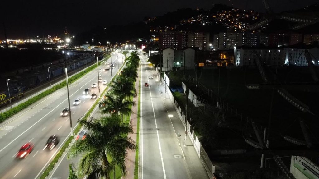 Nova iluminação já beneficia 11 vias de corredores de ônibus nos morros e ZN