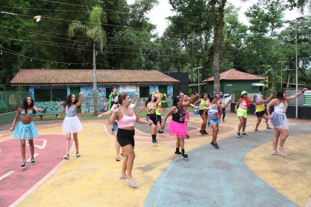 Vila Criativa Verão promove aulas gratuitas de dança e ginástica em Santos