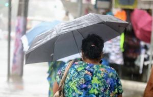 Previsão do tempo indica chuva forte em Santos na terça