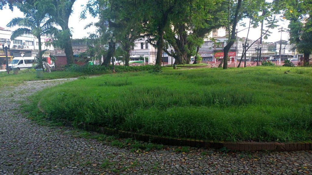 Praça dos Andradas encontra-se repleta de lixo e com grama alta