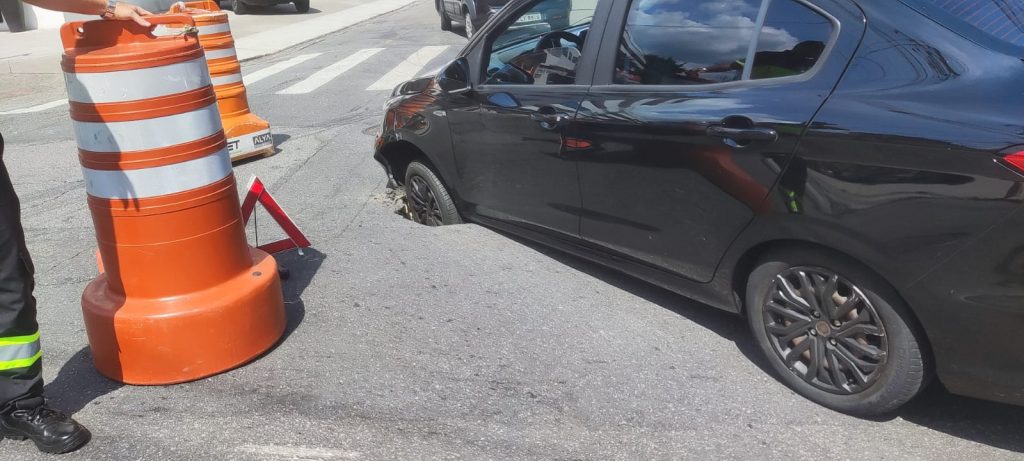 Carro atola em buraco no Boqueirão em Santos