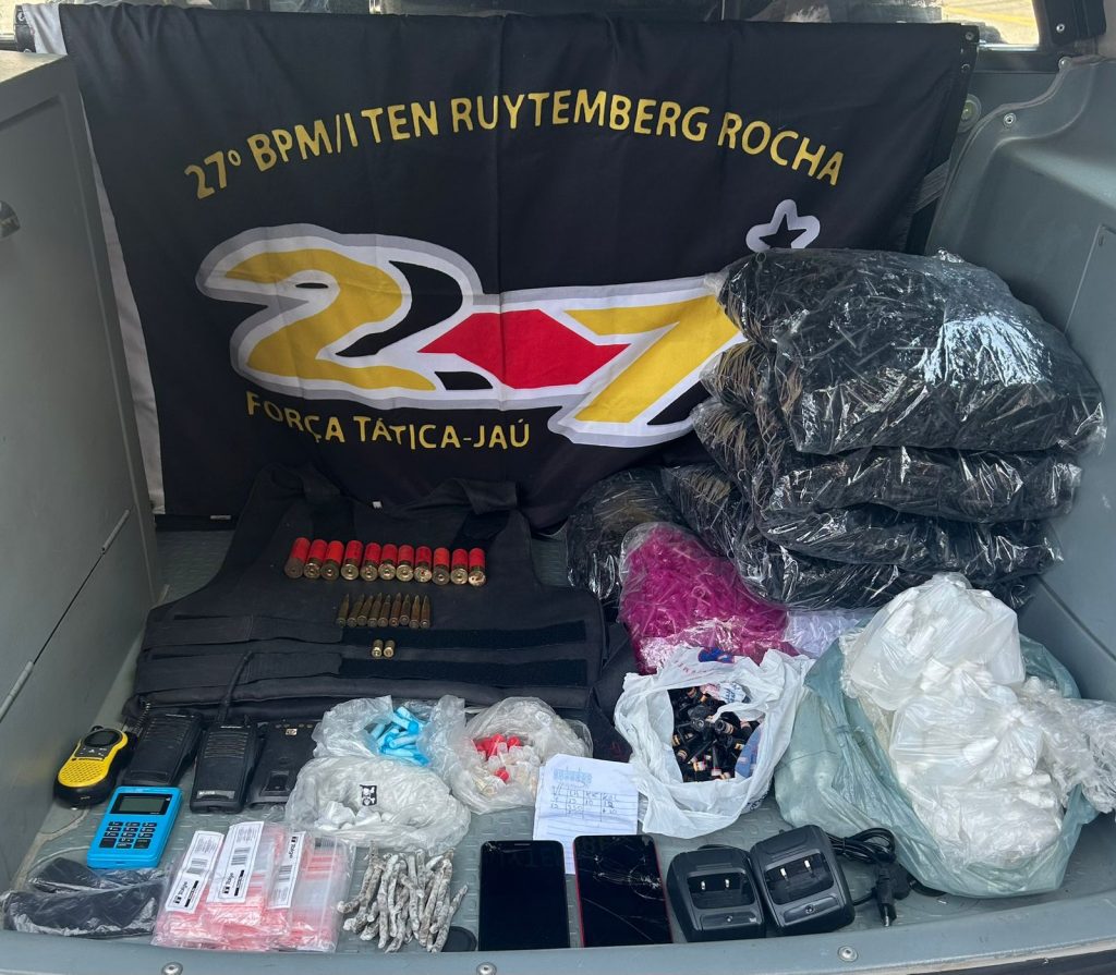 PM localiza armas, munições e drogas no Morro do Macaco, no Guarujá