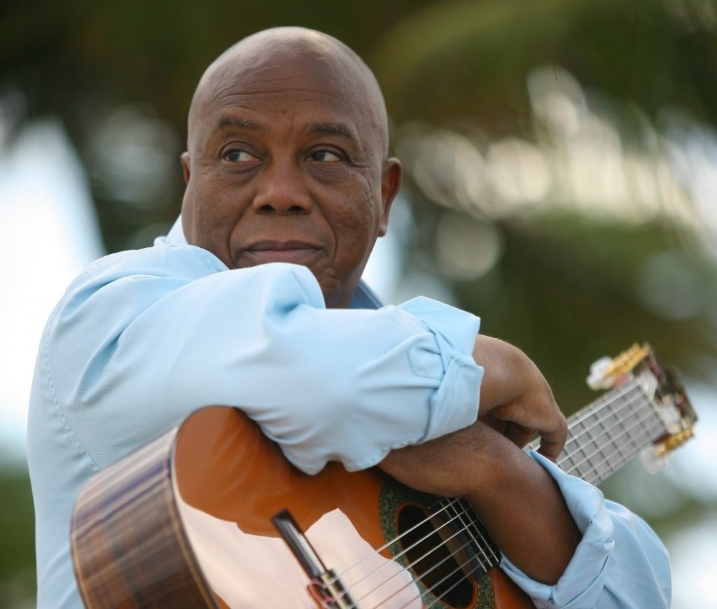 Filó Machado apresenta o show ‘60 Anos de Música’ no Teatro Guarany em Santos