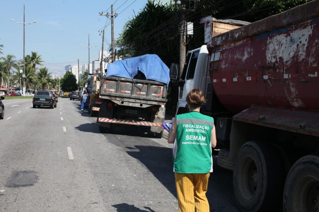 Força-tarefa para coibir descarte irregular de entulho resulta em duas autuações