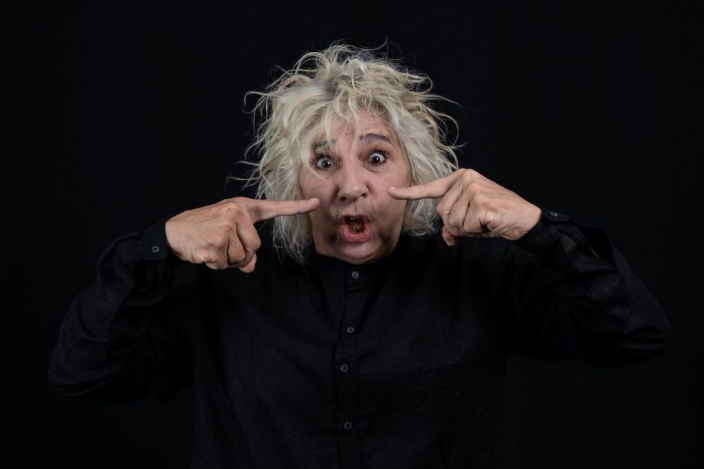 Denise Stoklos apresenta espetáculo em teatro de Santos