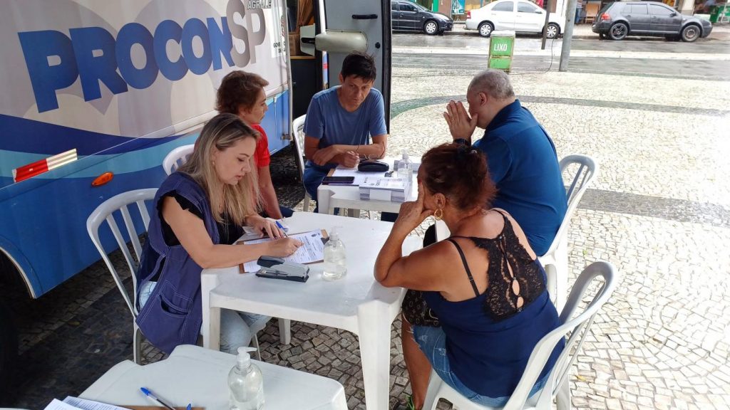 Procon Móvel estaciona no Gonzaga para tirar dúvidas de santistas