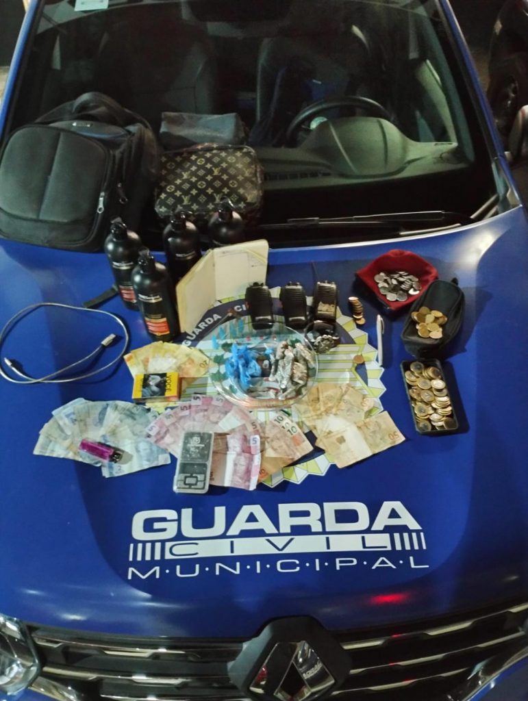 GCM de Santos prende duas pessoas em flagrante por tráfico de drogas