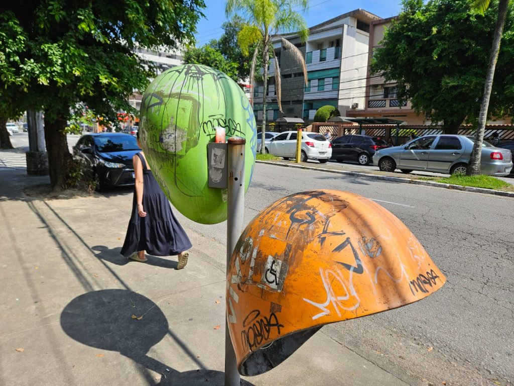 Abandonados e inativos, orelhões fazem parte do passado pelas ruas das cidades