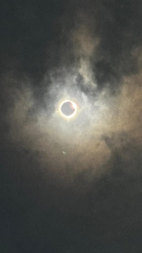 Confira fotos do eclipse solar visto no Canadá