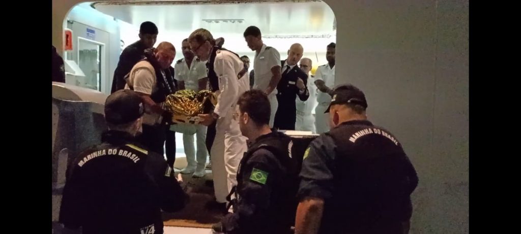 Passageiro é resgatado em emergência médica em navio de cruzeiro