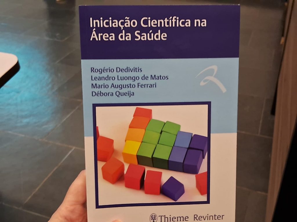 Com presença de ministros, lançamento de livro de médicos é sucesso em Santos