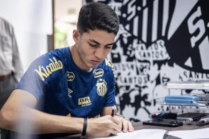 Zagueiro Jair renova com o Santos FC até dezembro de 2026