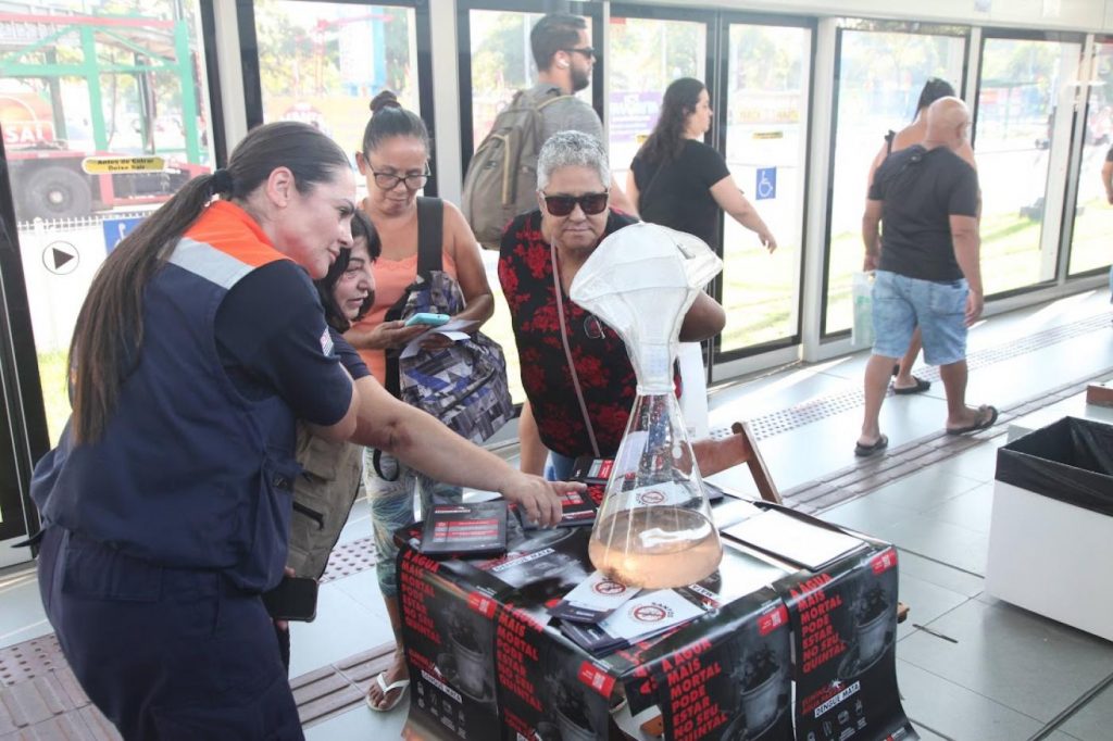 Santos e Estado se unem em ação de combate à dengue em estação do VLT