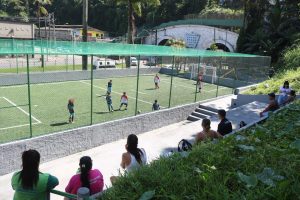 Quadra de futebol de morro de Santos é revitalizada e ganha grama sintética