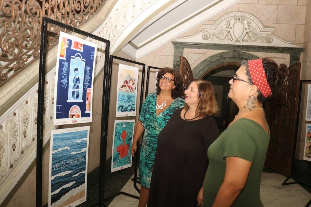 Exposição ilustra o cotidiano de mulheres caiçaras no Paço Municipal de Santos