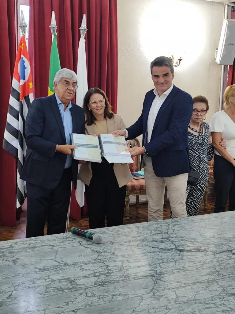 Com valores recordes, Orçamento de Santos para 2025 é entregue à Câmara