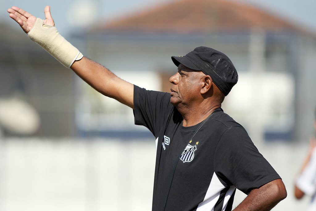 Estudo evidencia a sub-representatividade de treinadores negros no futebol