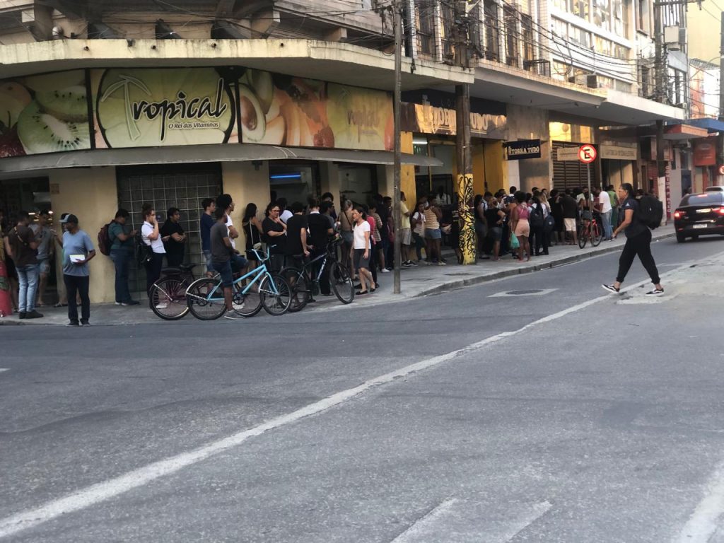 No último dia para tirar o título, longas filas nos cartórios eleitorais